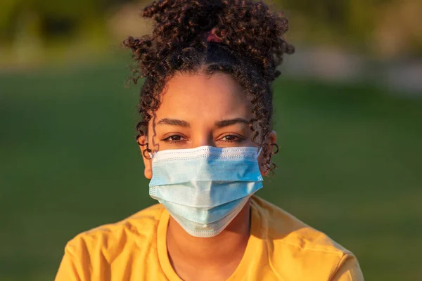 Chica Adolescente Afroamericana Raza Mixta Que Lleva Una Máscara Exterior — Foto de Stock