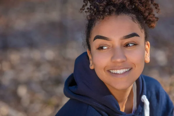 Odkryty Portret Piękny Szczęśliwy Mieszany Rasa Birasowy Afroamerykanka Dziewczyna Nastolatka — Zdjęcie stockowe