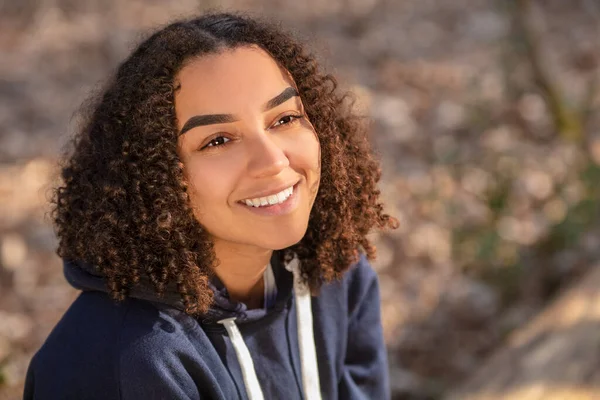 Draußen Porträt Der Schönen Glücklich Gemischte Rasse Afroamerikanerin Teenager Weibliche — Stockfoto