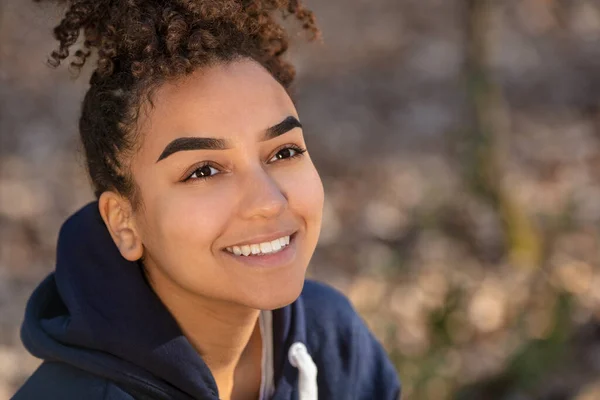 Draußen Porträt Der Schönen Glücklich Gemischte Rasse Afroamerikanerin Teenager Weibliche — Stockfoto