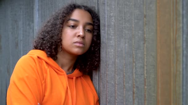 Mooi Gemengd Ras Afro Amerikaans Meisje Tiener Jong Vrouw Kijken — Stockvideo