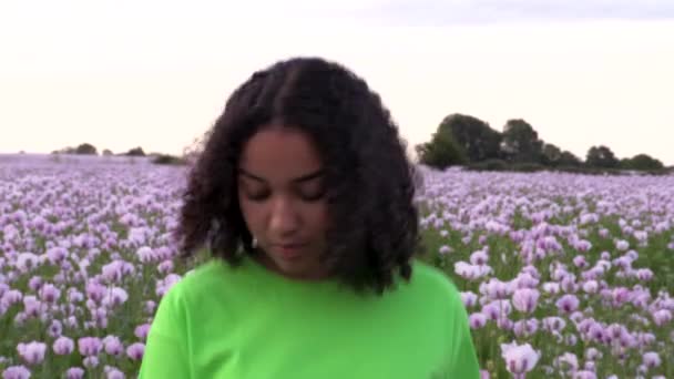 Mooi Gelukkig Gemengd Ras Afro Amerikaans Meisje Tiener Vrouwelijke Jonge — Stockvideo