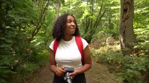 Έφηβος Αφροαμερικανός Μικτή Φυλή Κορίτσι Νεαρή Γυναίκα Πεζοπορία Κόκκινο Σακίδιο — Αρχείο Βίντεο