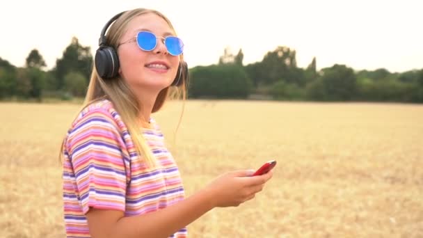 Slow Motion Tracking Videoklipp Med Söt Blond Flicka Tonåring Ung — Stockvideo