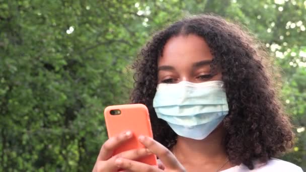 Vacker Blandras Afroamerikansk Flicka Tonåring Ung Kvinna Bär Ansiktsmask Covid — Stockvideo