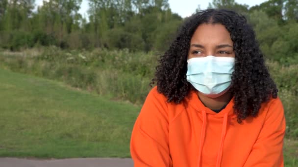 Vacker Blandras Afroamerikansk Flicka Biracial Tonåring Ung Kvinna Utanför Bär — Stockvideo