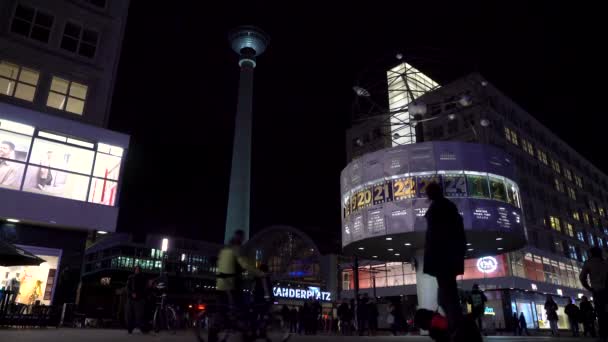 2019年2月20日 德国柏林 Alexanderplatz 世界时钟 电车和Alexanderplatz的人们与电视塔和火车站的夜间视频 — 图库视频影像