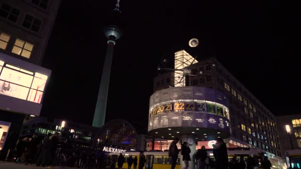World Clock Tram People Alexanderplatz Berlin Germany February 2019 Night — Stock Video