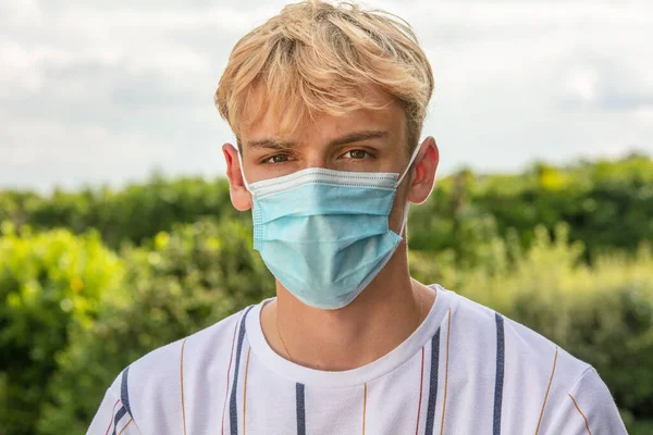 Pojke Tonåring Man Ung Man Bär Ansiktsmask Utanför Coronavirus Covid — Stockfoto