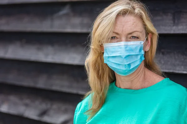 コロナウイルスCovid 19パンデミックで顔マスクを着用する中高年女性 — ストック写真