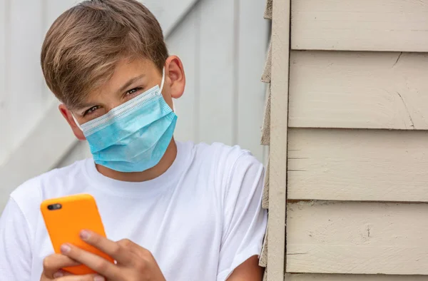 Chlapec Teenager Teen Chlapec Nosí Masku Obličeje Venku Během Pandemie — Stock fotografie