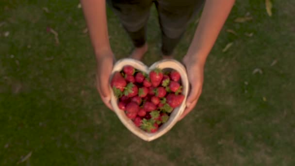 Mujer Joven Levantando Cuenco Madera Forma Corazón Fresas Rojas Frescas — Vídeos de Stock