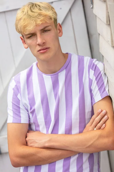Chłopiec Nastolatek Nastolatek Blondynka Mężczyzna Młody Człowiek Zewnątrz Ramiona Złożone — Zdjęcie stockowe