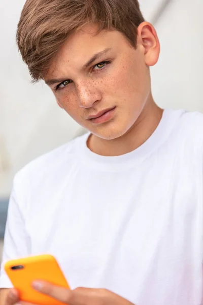 Junge Teenager Teenager Männliches Kind Draußen Mit Seinem Handy Und — Stockfoto