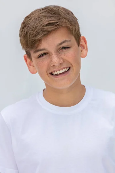 Biały Tło Studio Portret Uśmiechnięty Szczęśliwy Chłopiec Nastolatek Nastolatek Mężczyzna — Zdjęcie stockowe