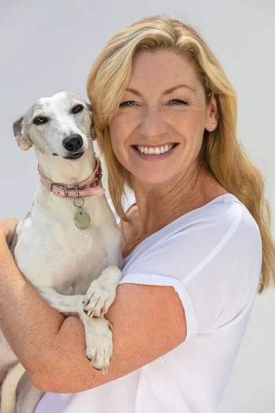 Portrait Attractive Middle Aged Blonde Woman Smiling Perfect Teeth Holding — ストック写真