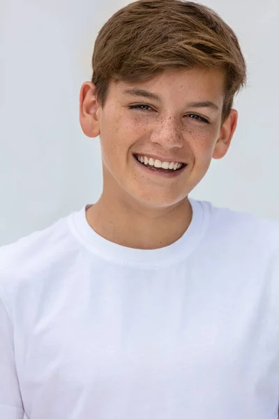 Biały Tło Studio Portret Uśmiechnięty Szczęśliwy Chłopiec Nastolatek Nastolatek Mężczyzna — Zdjęcie stockowe
