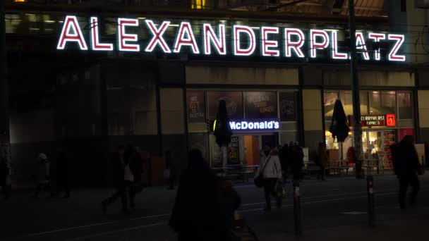 Trames Personas Alexanderplatz Berlín Alemania Febrero 2018 Vídeo Panorámico Nocturno — Vídeos de Stock