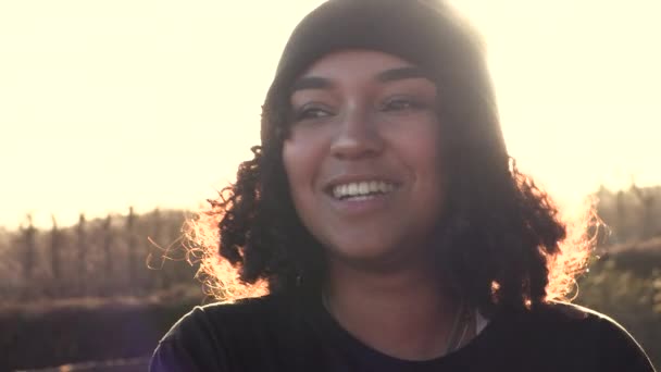 美丽的混血非洲裔美国少女 头戴黑色贝尼帽 在夕阳西下在阳光下开怀大笑 — 图库视频影像