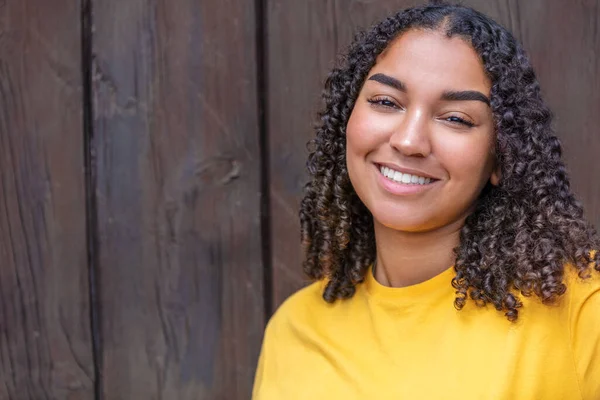 Happy Portrait Black Mixed Race Biracial Afro Américain Jeune Femme — Photo