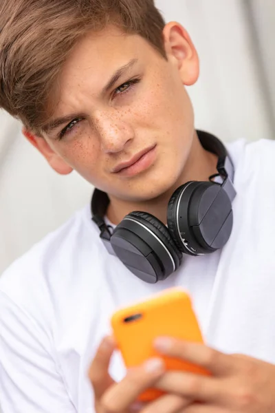 Niño Adolescente Adolescente Varón Niño Fuera Usando Teléfono Celular Móvil —  Fotos de Stock