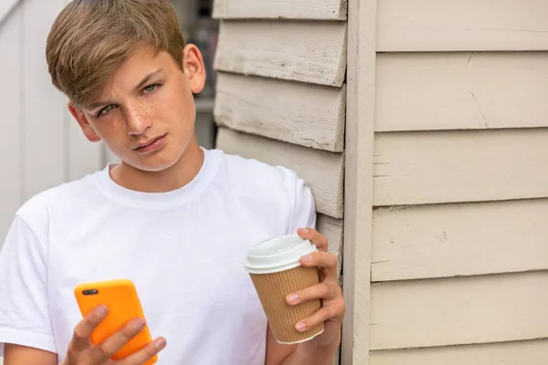 Garçon Adolescent Adolescent Mâle Enfant Extérieur Utilisant Son Téléphone Portable — Photo