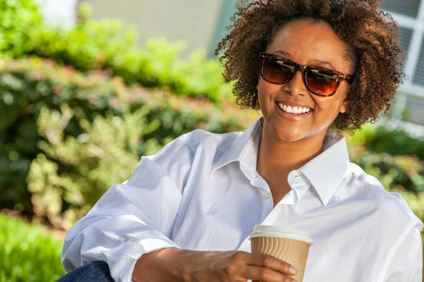 Гарна Молода Чорношкіра Афроамериканська Жінка Одягнена Сонячні Окуляри Посміхається Горнятко — стокове фото