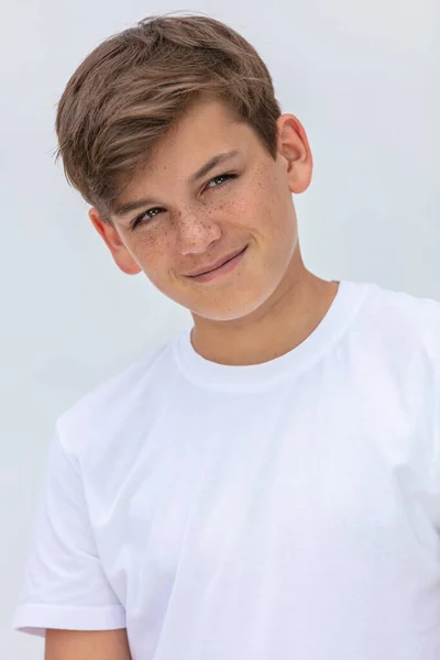 Белый Фоновый Студийный Портрет Улыбающегося Счастливого Мальчика Подростка Белой Футболке — стоковое фото