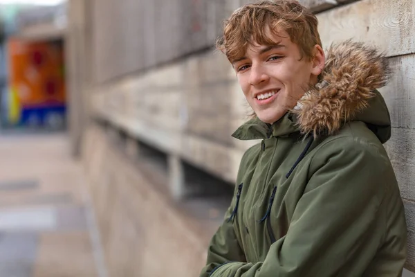 Hombre Joven Adolescente Adulto Usando Una Chaqueta Parka Afuera Sonriendo —  Fotos de Stock