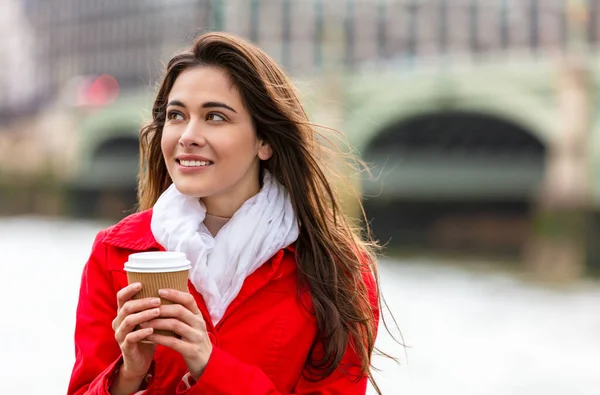 英国伦敦泰晤士河畔威斯敏斯特桥边喝咖啡的现代城市中的女孩或年轻女子 — 图库照片