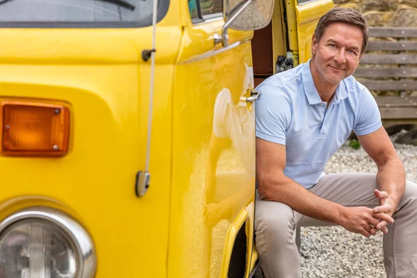 Retrato Atractivo Exitoso Feliz Hombre Mediana Edad Sonriente Vestido Con —  Fotos de Stock