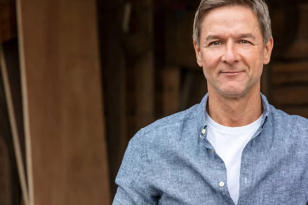 Retrato Hombre Atractivo Exitoso Feliz Mediana Edad Con Una Camisa —  Fotos de Stock