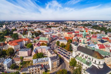 Lublin kuş bakışı. Lublin Katedrali ve eski şehrin havadan görünümü. Şehrin turistik kısmı.