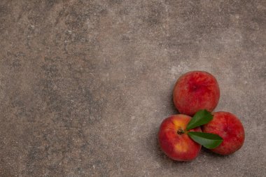 Şeftali ile arka plan. Şeftali - bir taş plaka üzerinde yatan olgun meyveler. Menü arka planı.