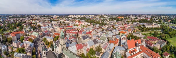 卢布林古城的全景 从鸟瞰图上看 三位一体的塔楼 市政厅和卢布林城堡在一张照片 — 图库照片
