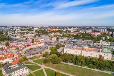 Lublin şehir manzarası kuş bakışı. Lublin Kalesi ve havadan görülen kale meydanı.