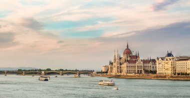 Budapeşte - Tuna Nehri ile şehrin panoraması. Tuna ve Parlamento manzaralı Budapeşte'nin turistik bir kesimi.