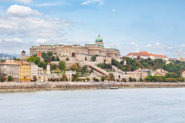 Budapeşte - görünür bir kale ve Tuna nehir kıyısı ile şehrin bir panorama.