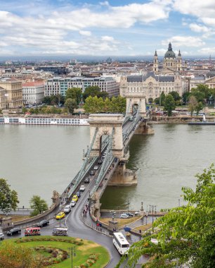 Budapeşte - Tuna üzerinde bir köprü. Eski şehrin manzarası. Budapeşte'nin turistik kısmı.