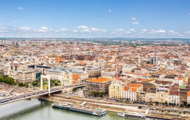 Budapeşte şehir panoraması Hisar'dan görülüyor. Tuna Nehri ile Budapeşte Turistik bölümü.