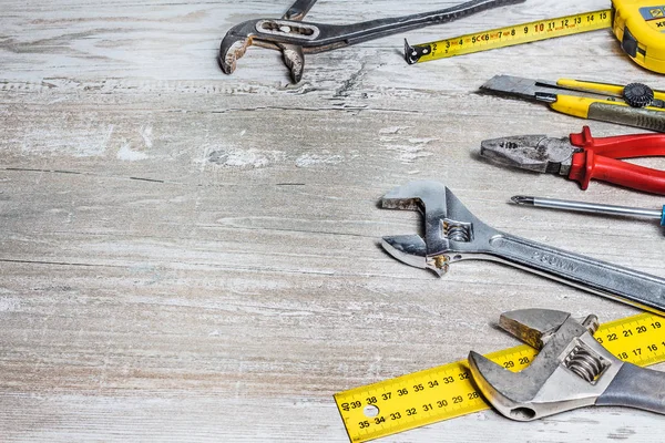 Ahşap bir arka plan üzerinde yatan aletler. Araçlar ve boş alan ile arka plan.