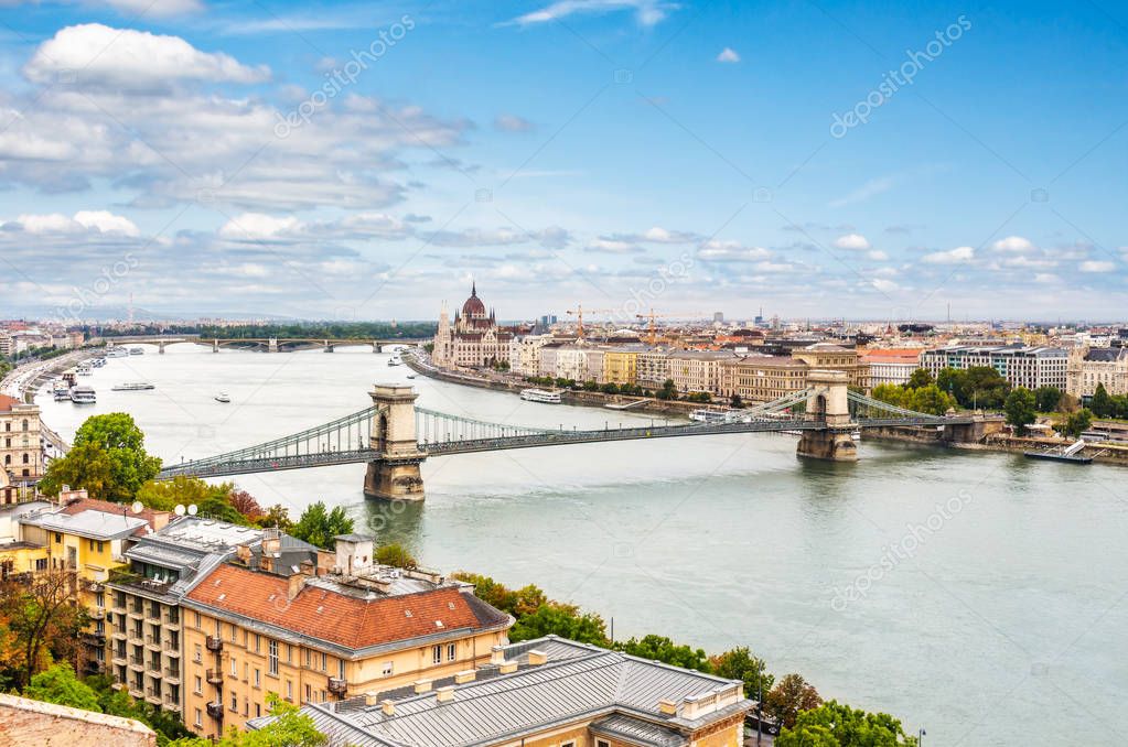 Budapest - panorama de la ciudad con el río Danubio. Paisaje turístico