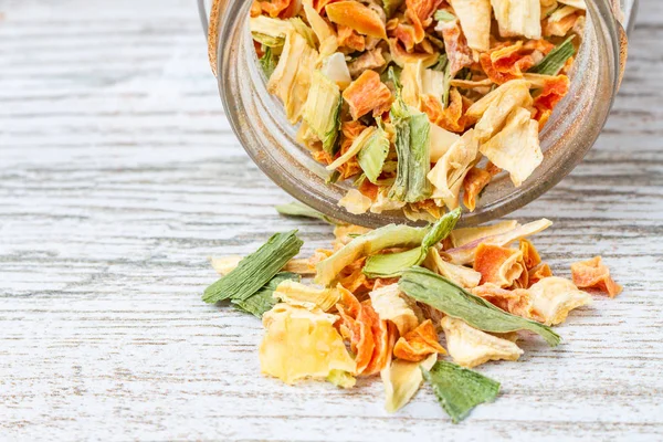 Lyophilized sebzeler. Kurutulmuş sebze baharat ahşap bir masa üstüne serpilir.