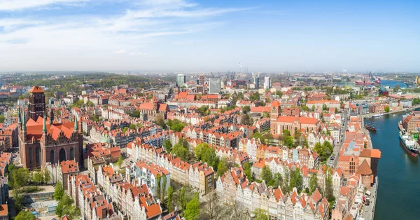 Gdansk - Görünür St Mary Bazilikası ile bir kuş bakışı görünümünden eski şehir bir panorama.