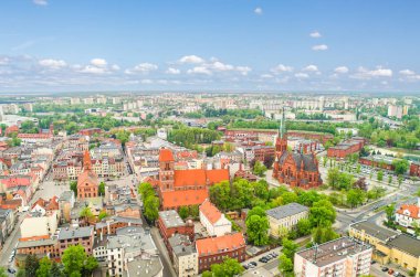 Torun kuşunun bakışı. Nowomiejski ve Roma Katolik kiliselerinin görünür pazarı ile havadan şehir manzara.