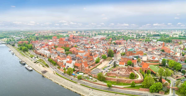 Torun eski şehir - hava panoraması. Vistula Nehri ve Töton kalesi kalıntıları ile havadan Manzara.