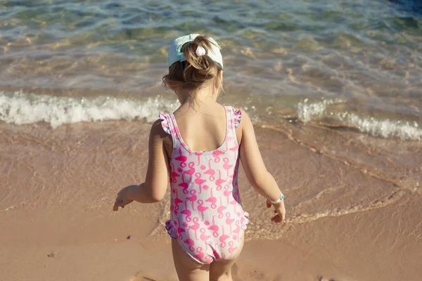Deniz kenarında flamingo mayo plajda Kız