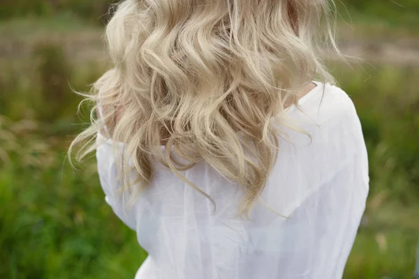 Blond Hår Flicka Vit Klänning Back View — Stockfoto