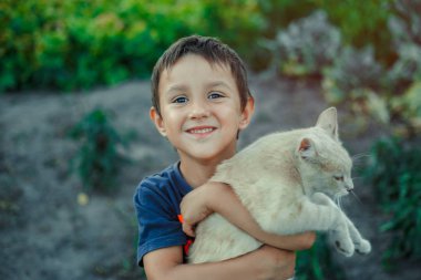 Çocuk kırmızı kürk kedi yaz köyü sarılma vardır 