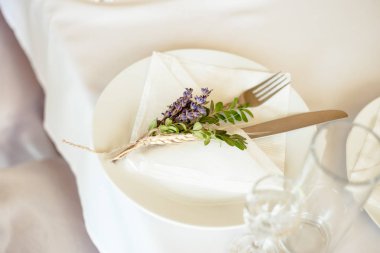 Lavander dekorasyonu yemek masasında. 